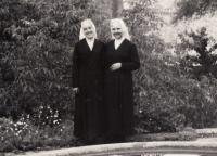 1971, 4.7., vstup do kongregace školských sester de Notre Dame, Javorník u Jeseníka, pamětnice vpravo vedle sestry Vlastimily Zadákové 