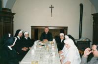 1993, s biskupem Karlem Otčenáškem v kanovnickém domě v HK, sestry před odchodem do filiálky v Kardašově Řečici