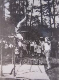 Cvičení Turnerů na Rabštejně u Bedřichova