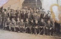 Dělníci továrny motorů G. Adam v Bedřichově (německy Friedrichsdorf)