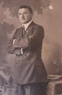 Ředitel továrny motorů G. Adam v Bedřichově Weiser (německy Friedrichsdorf)