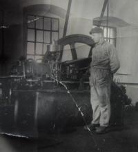 Otec v továrně motorů G. Adam v Bedřichově (německy Friedrichsdorf)