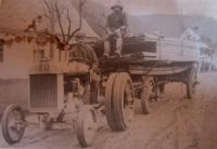 V Bedřichově (německy Friedrichsdorf). Odvoz dřeva z pily na nádraží v Libině