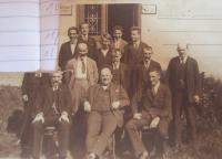 Vedení továrny motorů G. Adam v Bedřichově (německy Friedrichsdorf). Uprostřed bývalý majitel továrny Robert Weber. 