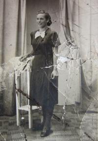 Fotografie snoubenky strýce Josefa Gabriela - Steffi Bittnerové, kterou měl strýc u sebe během smrtelného zásahu střepinou a která také proletěla touto fotografií