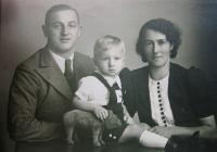 František Tendl v roce 1940 s rodiči