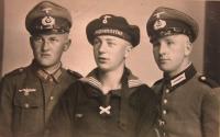 Vpravo strýc Josef Gabriel, který padl na Krymu. Uprostřed Greil z Bedřichova, který padl na bitevní lodi Bismarck