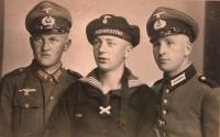 Vpravo strýc Josef Gabriel, který padl na Krymu. Uprostřed Greil z Bedřichova, který padl na bitevní lodi Bismarck