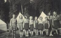 Na skautském táboře, 1946 (Milena Janouchová první vlevo)
