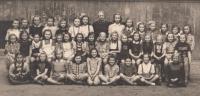 4. třída obecné školy v Praze, 1943-44 (Milena Janouchová v prostřední řadě, první vpravo)