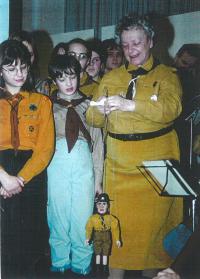 Otevření výstavy o skautské historii na Jablonecku (zorganizovala Milena Janouchová - na fotce při zahájení, 2001)