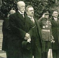 1. Dědeček Jan Malypetr s prezidentem Masarykem