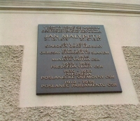 2.a Pamětní deska Jana Malypetra umístěná na statku v Klobukách a