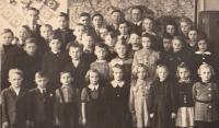 Česká obecná škola v Jablonci n/N, 1944-45 (Josef Tvrzník v horní řadě - třetí zleva)