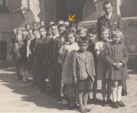 Česká třída v německé škole v Jablonci n/N, 1944 - 45 (Josef Tvrzník - viz. šipka)