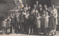Česká třída v německé škole v Jablonci n/N, 1941 - 42 (Josef Tvrzník - viz. šipka)