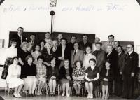 Na srazu obecné školy, 1982 (Josef Tvrzník v horní řadě - třetí zprava; ve stejné třídě jako během války)