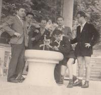 Se spolužáky v Bánské Bystrici, 1948 (Josef Tvrzník vpravo v polodřepu)