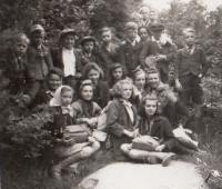 Na školním výletě na Luční Boudu, 1943 (Josef Tvrzník horní řada - druhý zleva)