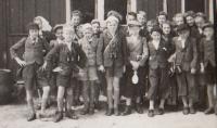 Na školním výletě na Luční Boudu, 1943 (Josef Tvrzník v první řadě - třetí zleva)