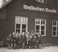 Na školním výletě na Voseckou boudu (Wossecker Baude) v Krkonoších v roce 1943 (Josef Tvrzník v první řadě - třetí zleva)