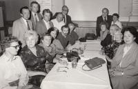 Na srazu obecné školy, cca 1990 (Josef Tvrzník- sedící u stolu na levé straně)