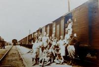 Cesta členů Sokola ze Šternberka na všesokolský slet do Prahy asi v roce 1932