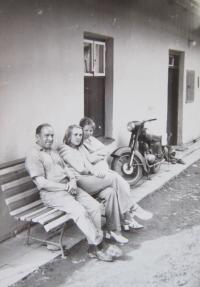Vlevo pěstoun Michala Legdana - Vojtěch Tobiáš před svým domem v Lichnově