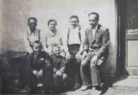 Zprava dole Michal Legdan s bratrem Stanislavem u Tobiášů v Lichnově