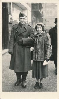 František Lobkowicz a Hana Lobkowiczová v době Františkova působení u PTP (1952-1954), dobová fotografie