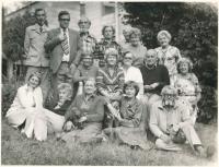Rodina Hany Lobkowiczové, příbuzní a známí ze sousedství v proslulé rodinné zahradě v pražském Braníku, asi 50. léta, dobová fotografie