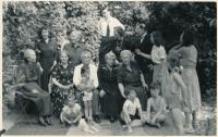 Rodinný portrét ze svatby Hany Novákové (poté Lobkowiczové) a Františka Lobkowicze, 16.6.1952, dobová fotografie