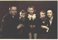 Rodina Marie, rozené Klesnilové a Ferdinanda Buržakových s dětmi Irena uprostřed, dvojčata Anna a Marie v roce 1938