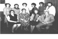 1984 – beseda s nejstaršími občan sedící: Gisela Glácová, Blanka Podešvová, Irena a Ivan Krškovi stojící: Miroslava Glácová, provd. Hynčicová, Helena Skříčilová, Alena Cvešperová, Jitka Friedlová, Renata Nevřelová, Stanislava Cvešperová