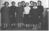 Ženský sbor – část 1959 – vítání dětí v Potštátě 2. řada zprava Irena Buržaková s maminkou