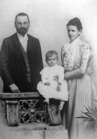 MUDr. Balcar se ženou Gustou a synem Vladimírem - rok 1902