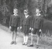 Marie and her brothers in Pruhonice