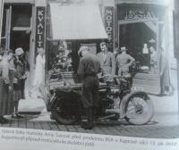 parents of Sulc in front of BSA in Malá Strana