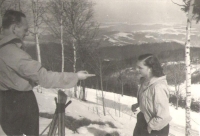 Dr. Emil Ludvík a Věra Tomanová na lyžích, 1945