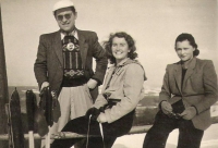 Zleva kamarád, Jarina Fibírová (Irena z románu Zbabělci) a Věra Tomanová, 1945