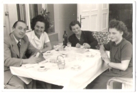 Zleva tatínek, sestřenice Ruth, maminka, Věra, Náchod, 1945