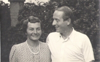 Rodiče Věry, Valerie a Václav Bayerlovi, Náchod, 1945