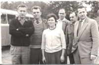 S manželem Jaromírem (vlevo) a dalšími pracovníky lesního závodu, 1962