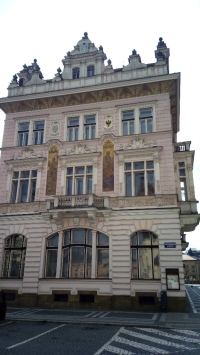 Lékárna: pracovali tam oba rodiče, před válkou rodina bydlela nad lékárnou 