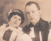 Svatební fotografie rodičů - Rostislava a Františky Sochorcových v roce 1928