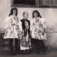 Pamětník se sestrami ve staroměstských krojích v roce 1939