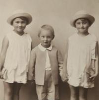 Pamětník se sestrami Dagmar a Květoslavou v roce 1935