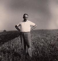 R. Sochorec na poli v Prechově v roce 1944