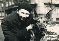 1955 - se psem Arasem v parku u Slovenské ulice v Praze na Vinohradech 