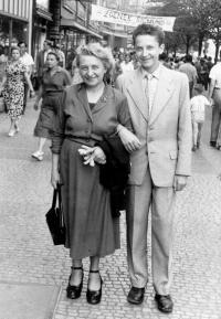1957 - s maminkou na Václavském náměstí 